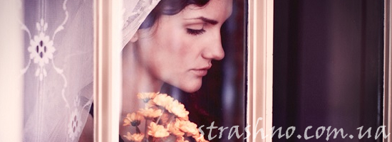 женщина брюнетка у окна