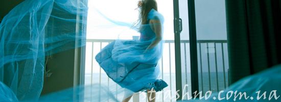 девушка у распахнутого окна