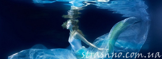 тонущая девушка