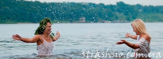 девушки купаются