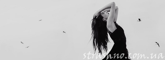 девушка горе небо