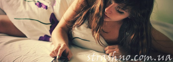 девушка в постели с телефоном