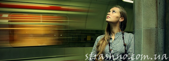 девушка в метро