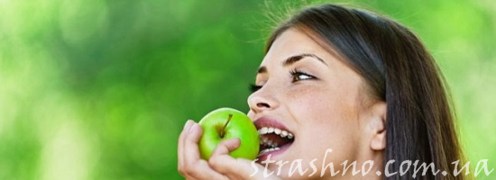 девушка ест яблоко