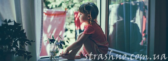 девочка сидит на подоконнике