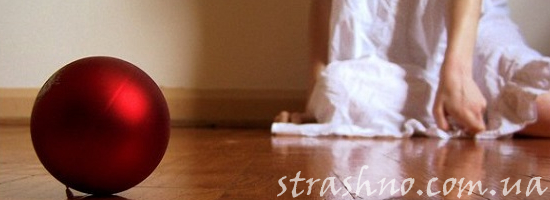 новогодний шар на полу