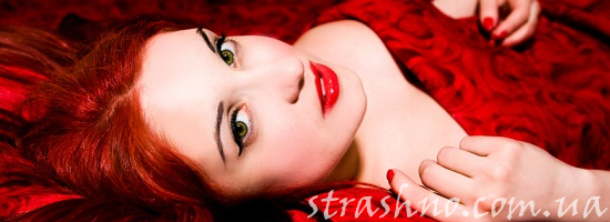 рыжая девушка красное платье