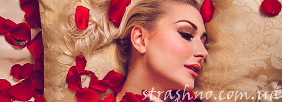 девушка лепестки роз