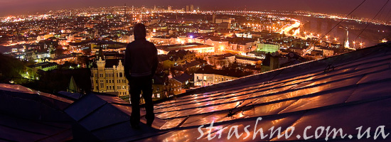 мистическое существо на крыше