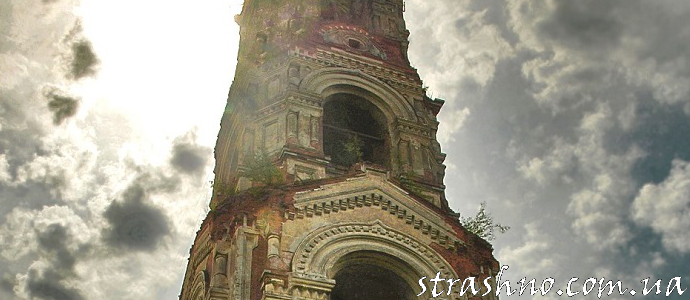 Возле запертой церкви