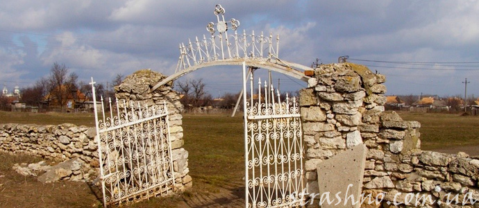 мистика с кладбищенскими воротами