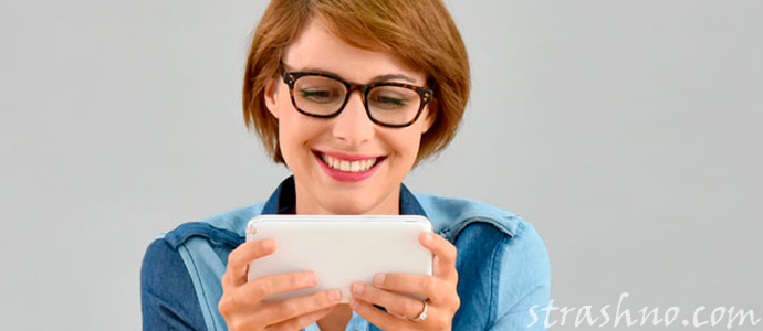 девушка пользуется мобильным приложением