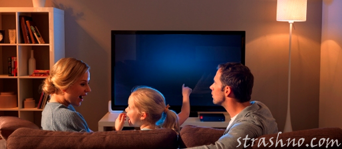 семья смотрит фильм онлайн