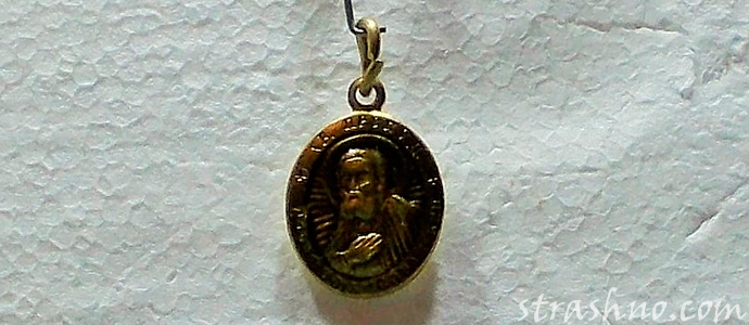 история о потерянном медальоне с изображением святого