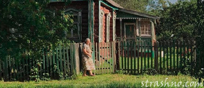 хозяйка возле избы