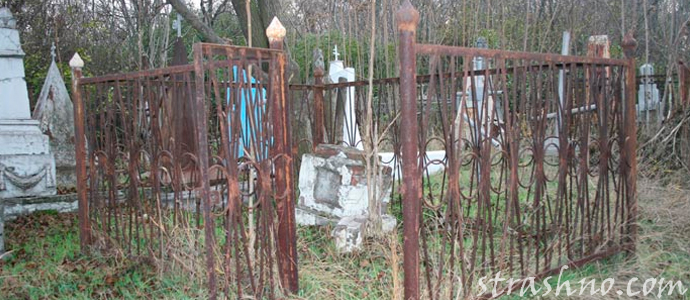 старая ограда на кладбище