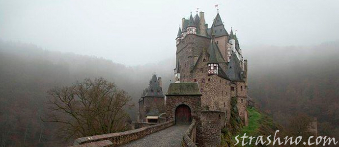 мистический замок на скале