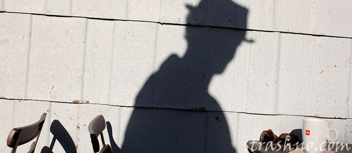 тень посетителя кафе