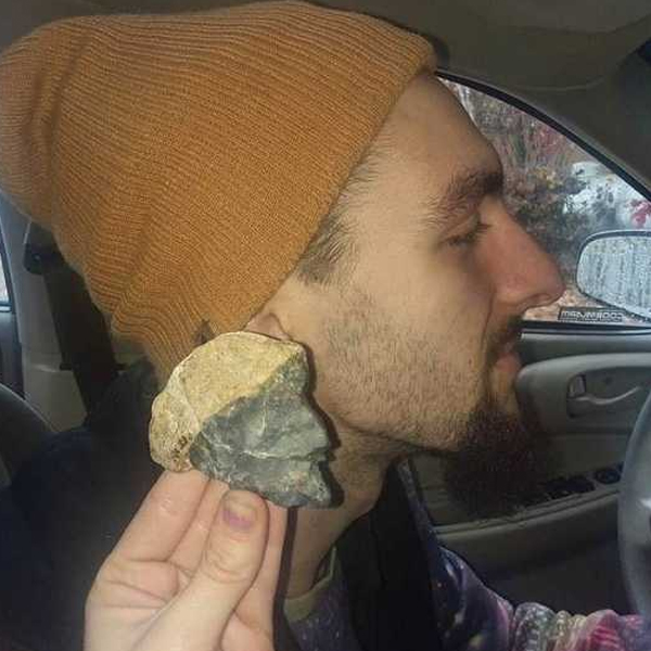 силуэт парня на камне