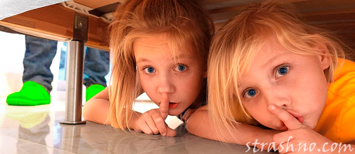 девочки играют в прятки