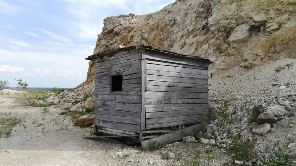 заброшенный домик под горой