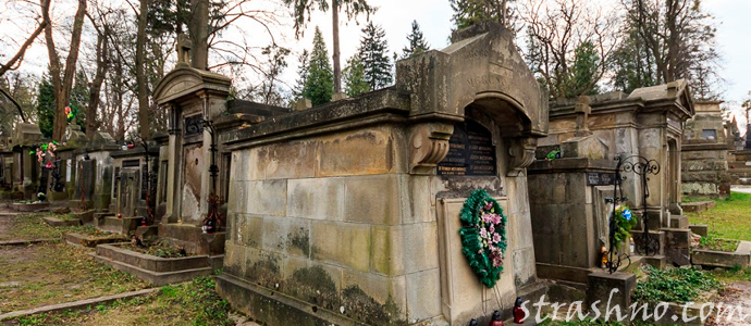 склеп на кладбище