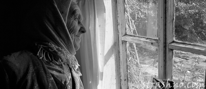 старушка у окна