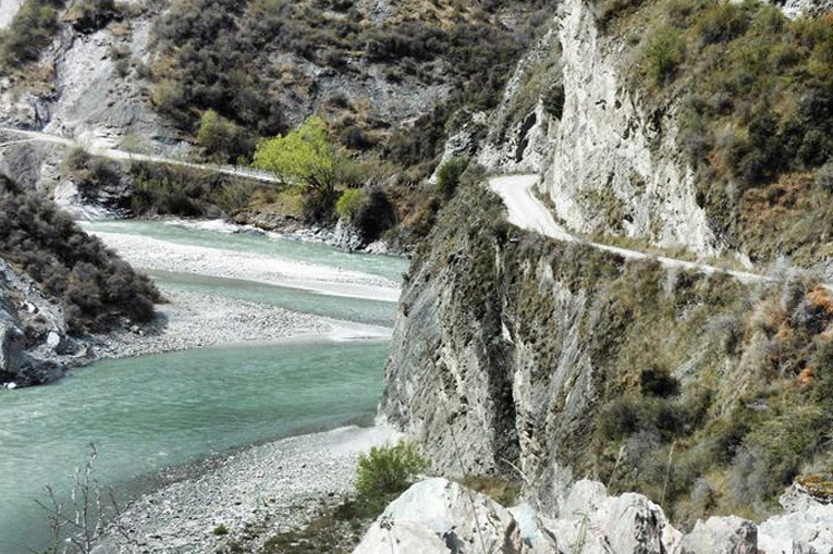 дорога по опасному каньону