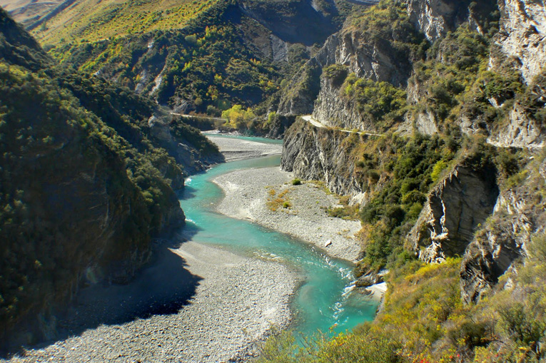 узкая дорога над каньоном