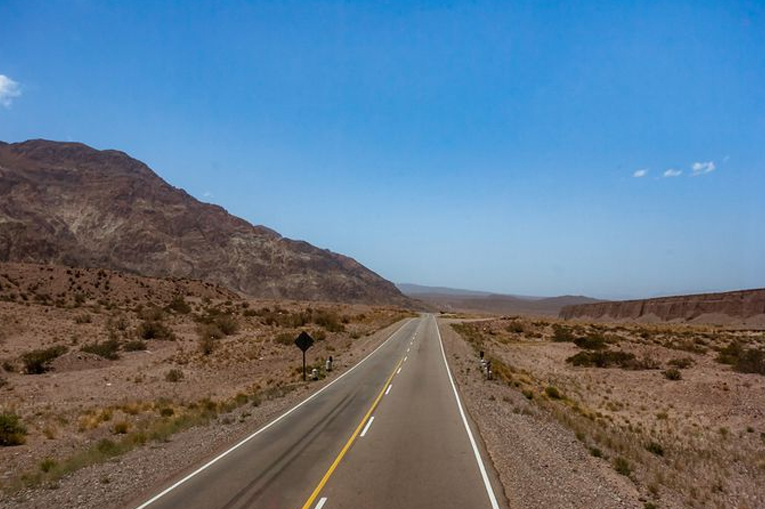 дорога с унылым пейзажем