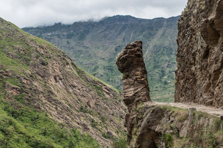 страшная дорога в скалах