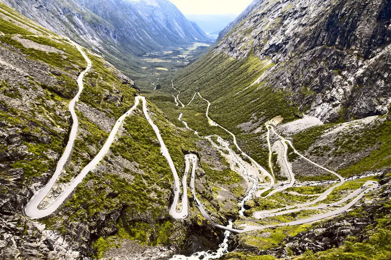 дорога в горах с страшными камнепадами