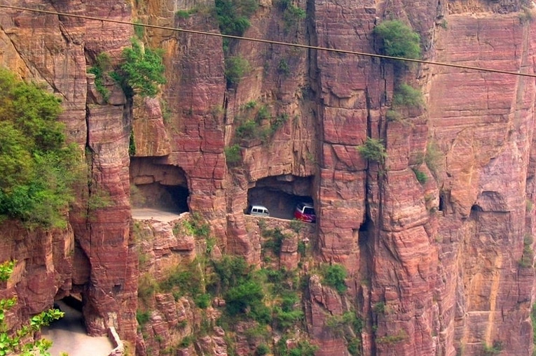 дорога в скалах