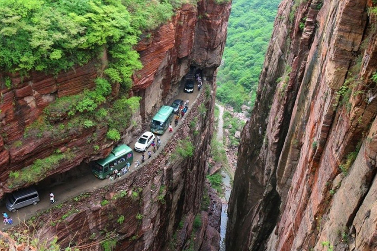 узкая дорога в скалах