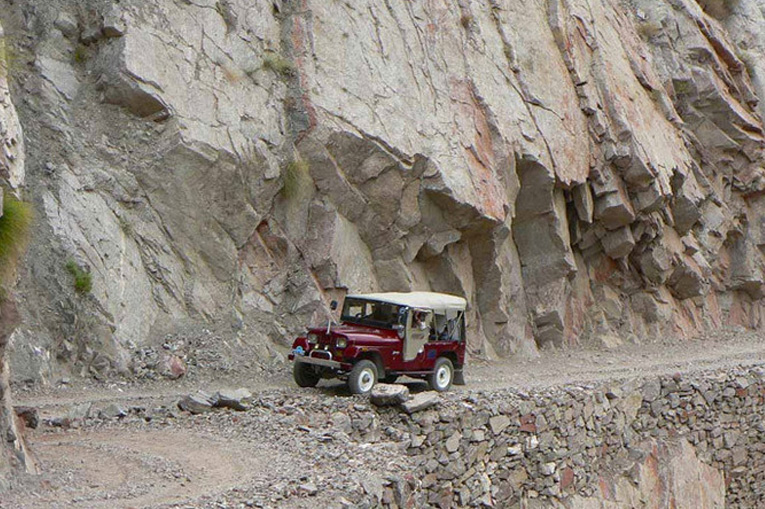 опасная дорога в скале