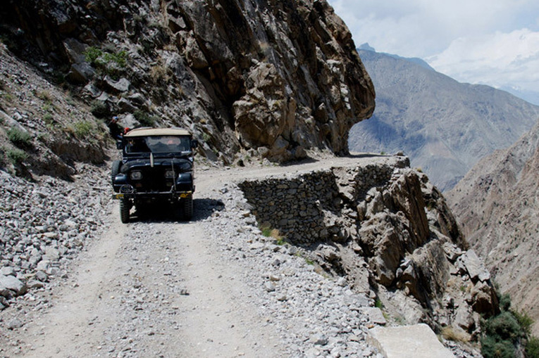 машина на скалистой дороге