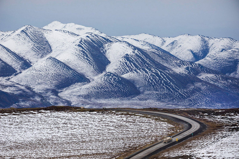 опасная дорога в зимних горах