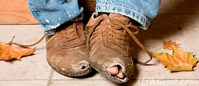 потрепанная обувь на ногах