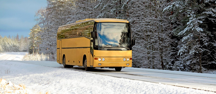 автобус на заснеженной дороге