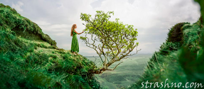 женщина в зеленом платье над обрывом