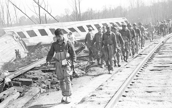 спасательные работы на месте крушения поездов под Уфой