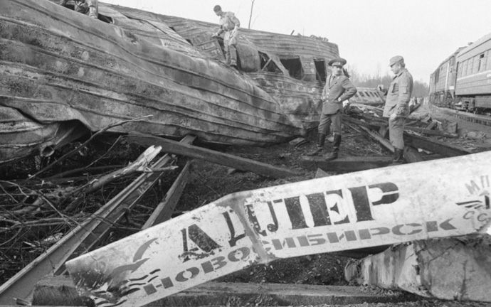 спасатели на месте крушения поездов Адлер-Новосибирск