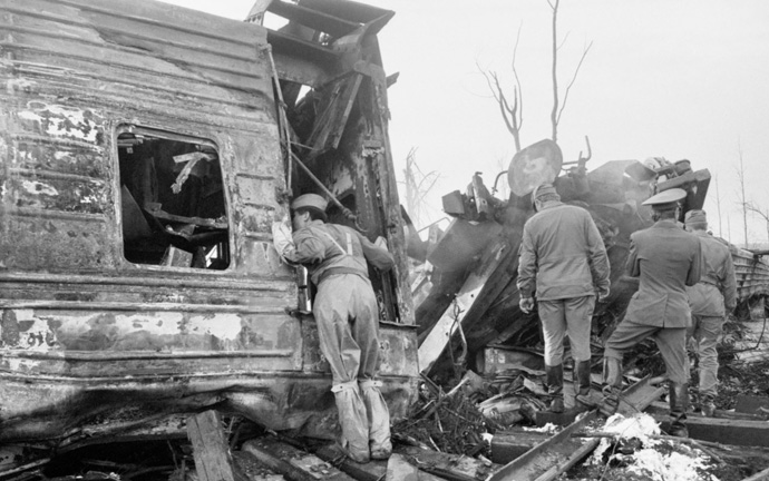 спасатели на месте железнодорожного крушения