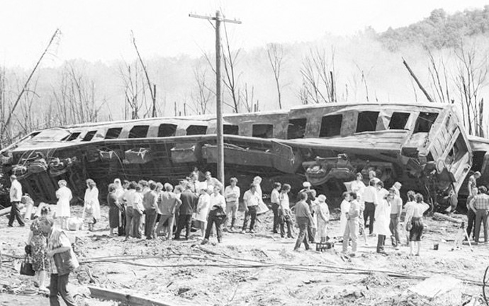 выжившие пассажиры возле сгоревшего поезда
