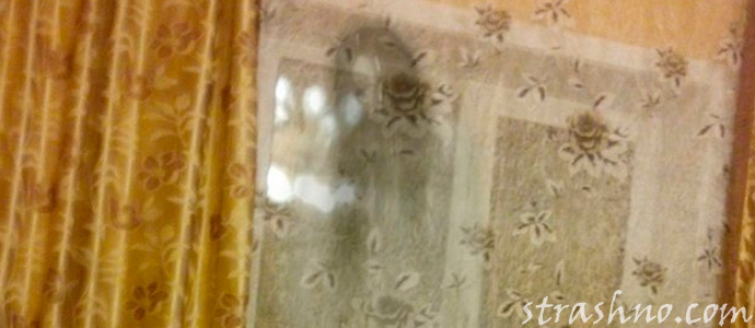 привидение смотрит в окно