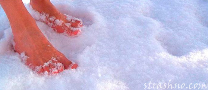босые ноги на снегу