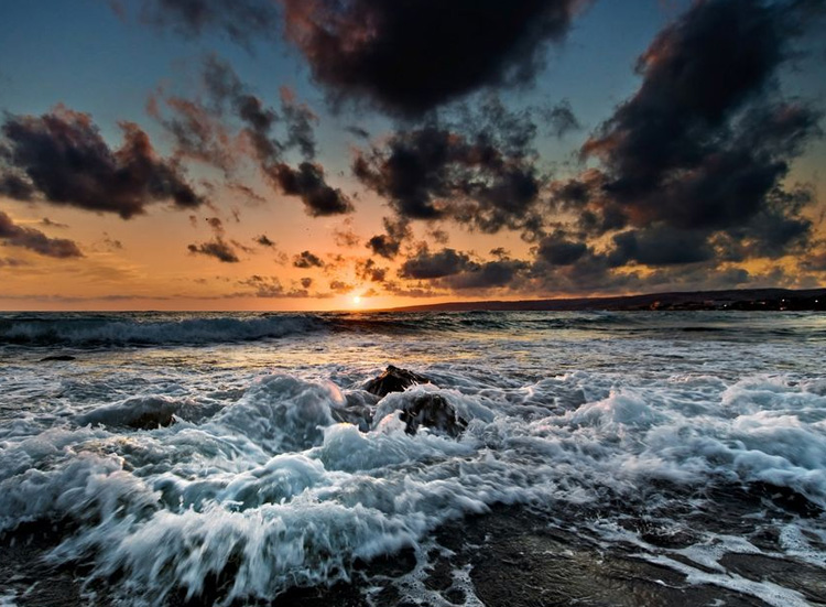 темные облака над морем