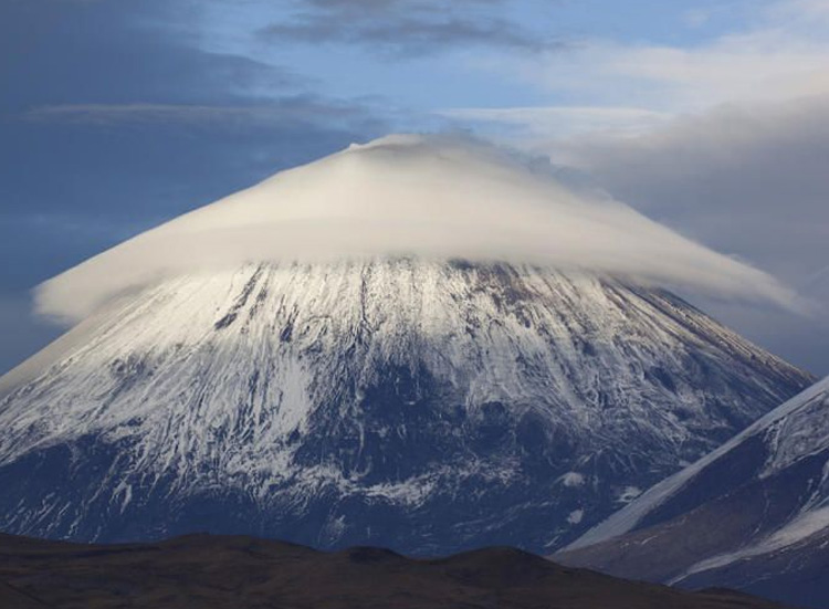 белое облако на вершине горы