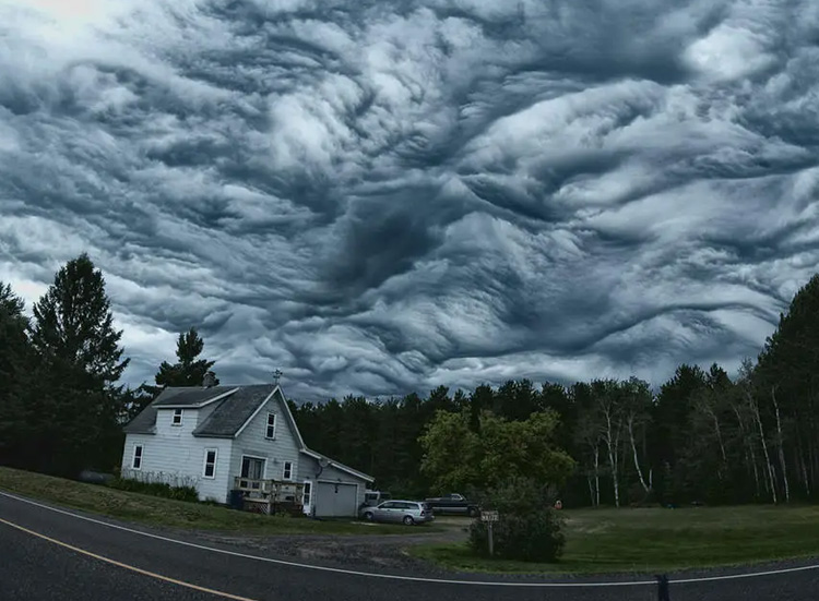 мрачные облака над домом