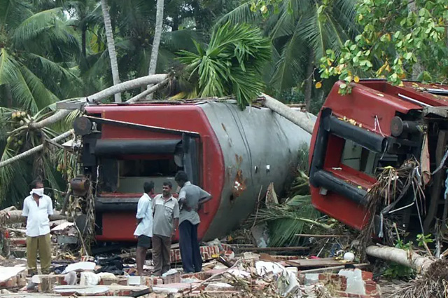 место крушение пассажирского поезда в Индонезии